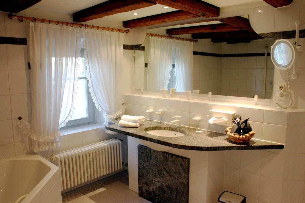 Schloss Neuburg Hotel Mosbach  Habitación foto